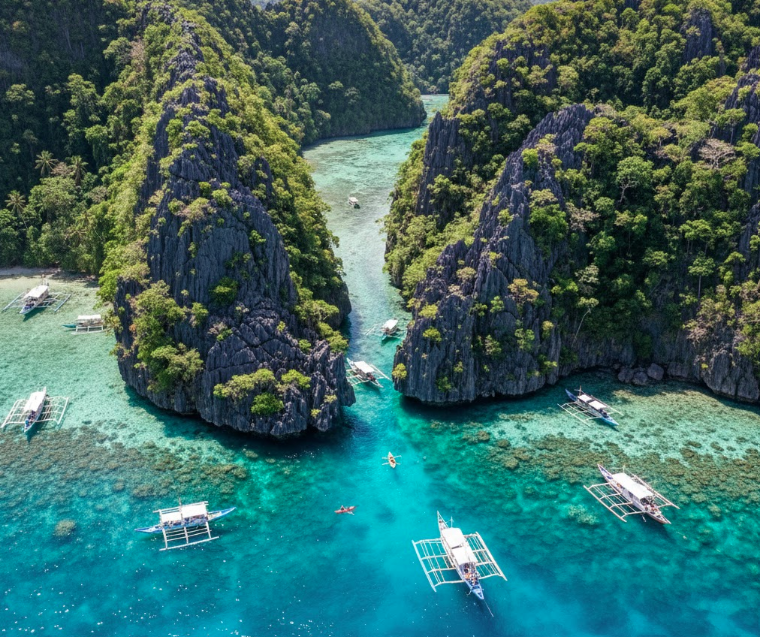 Coron vs El Nido: The Ultimate Honest Showdown (Which Is Better?)Coron vs El Nido El Nido Bacuit Bay aerial view with limestone cliffs